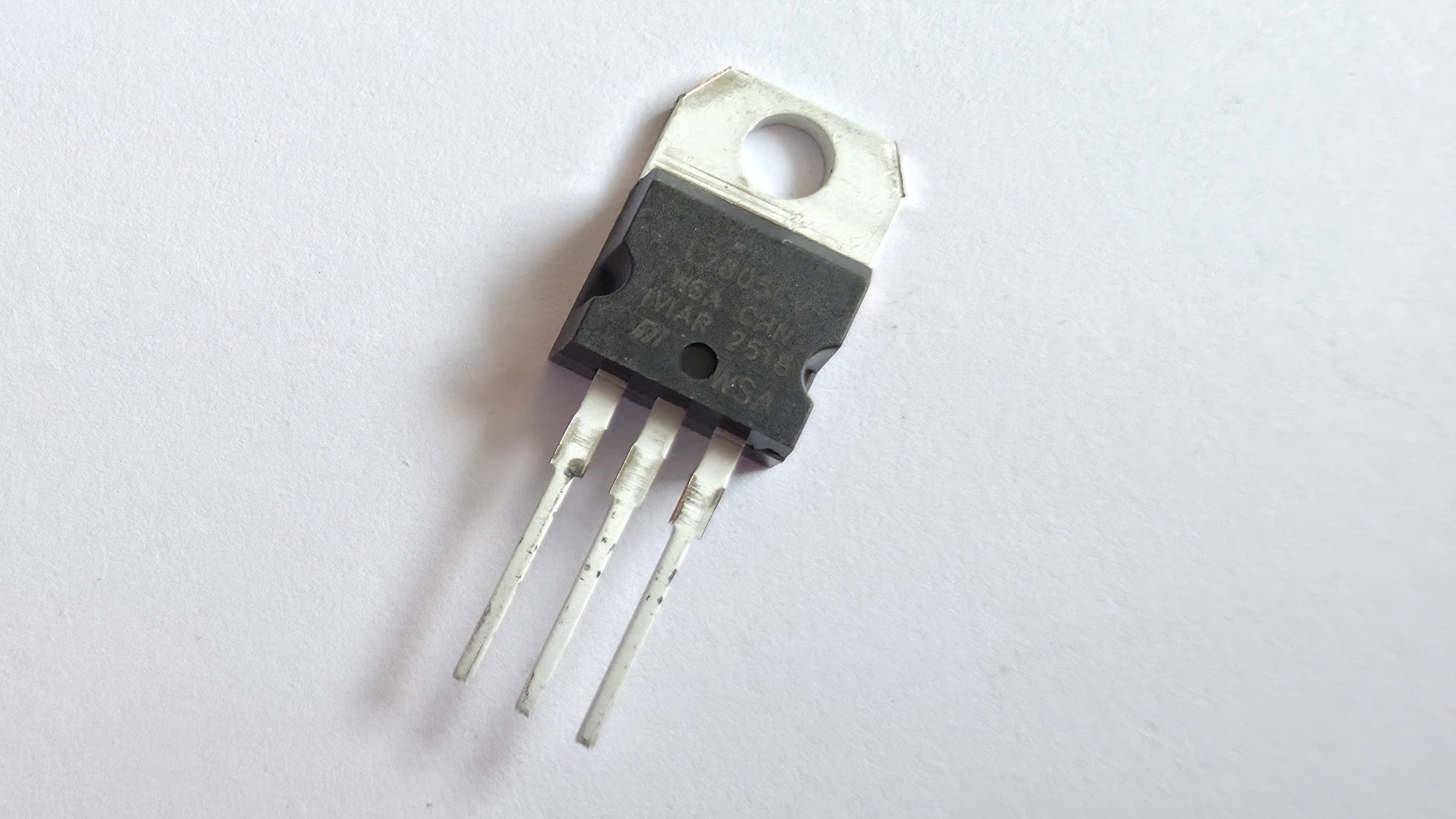 LM7805 Spændingsregulator 5V (Pakke med 3 stk.)