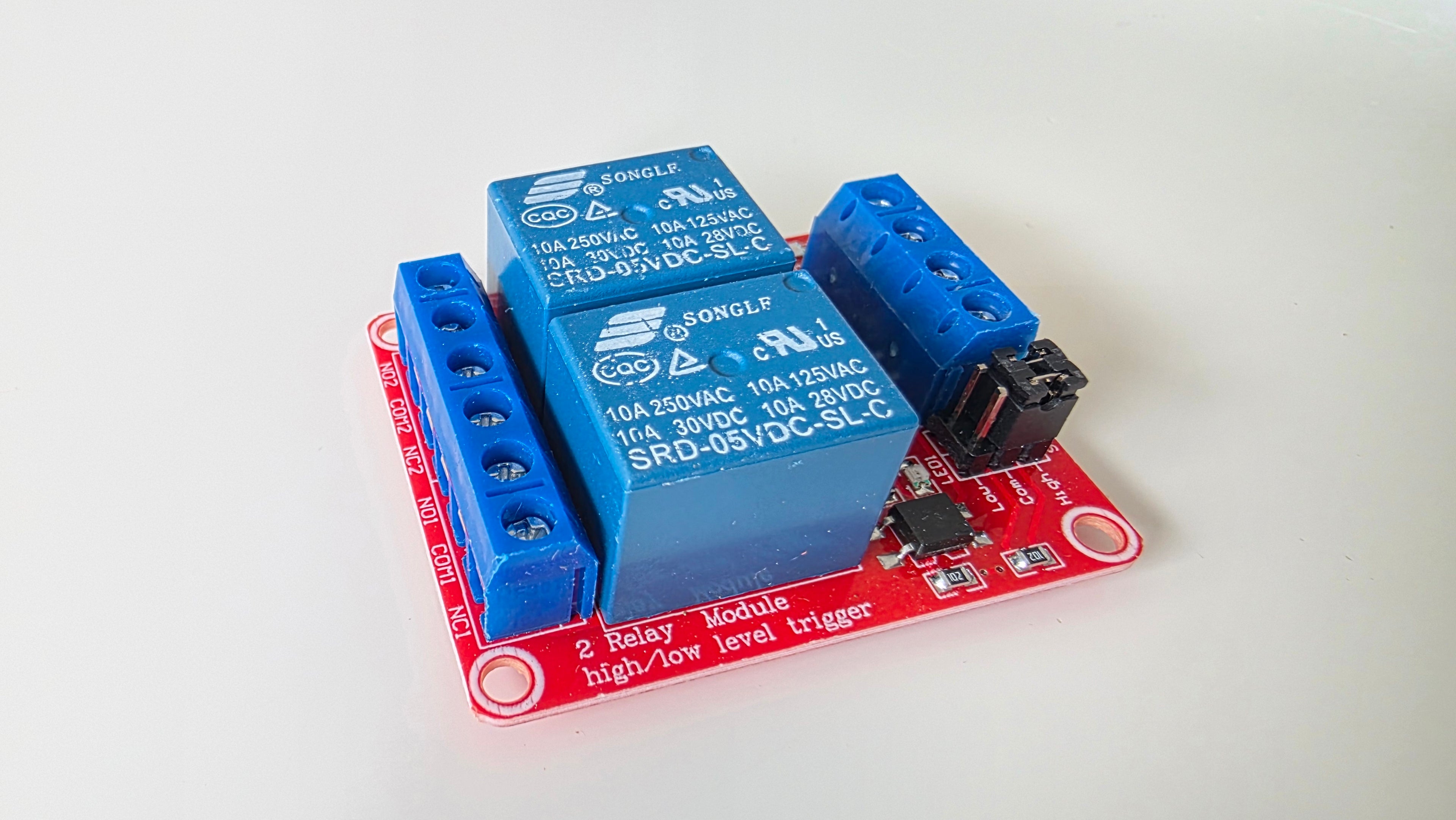 2-Kanal Relæ Modul med Optokobler (5V / 12V) – Giv din microcontroller rigtige muskler! 🦾