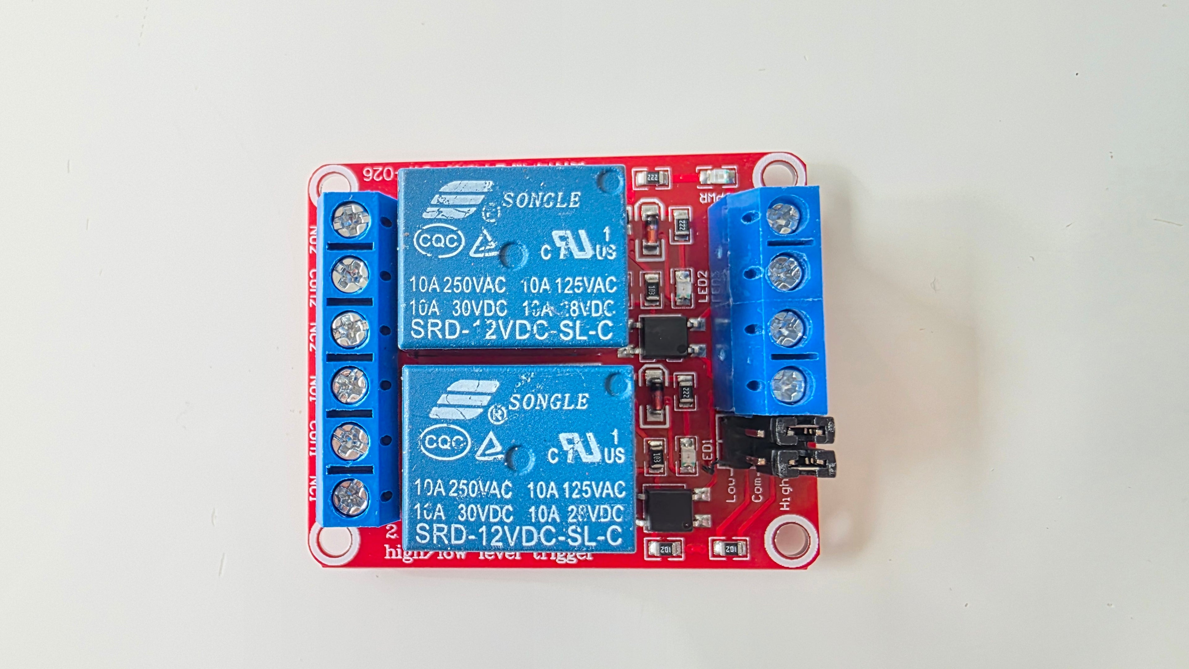 2-Kanal Relæ Modul med Optokobler (5V / 12V) – Giv din microcontroller rigtige muskler! 🦾