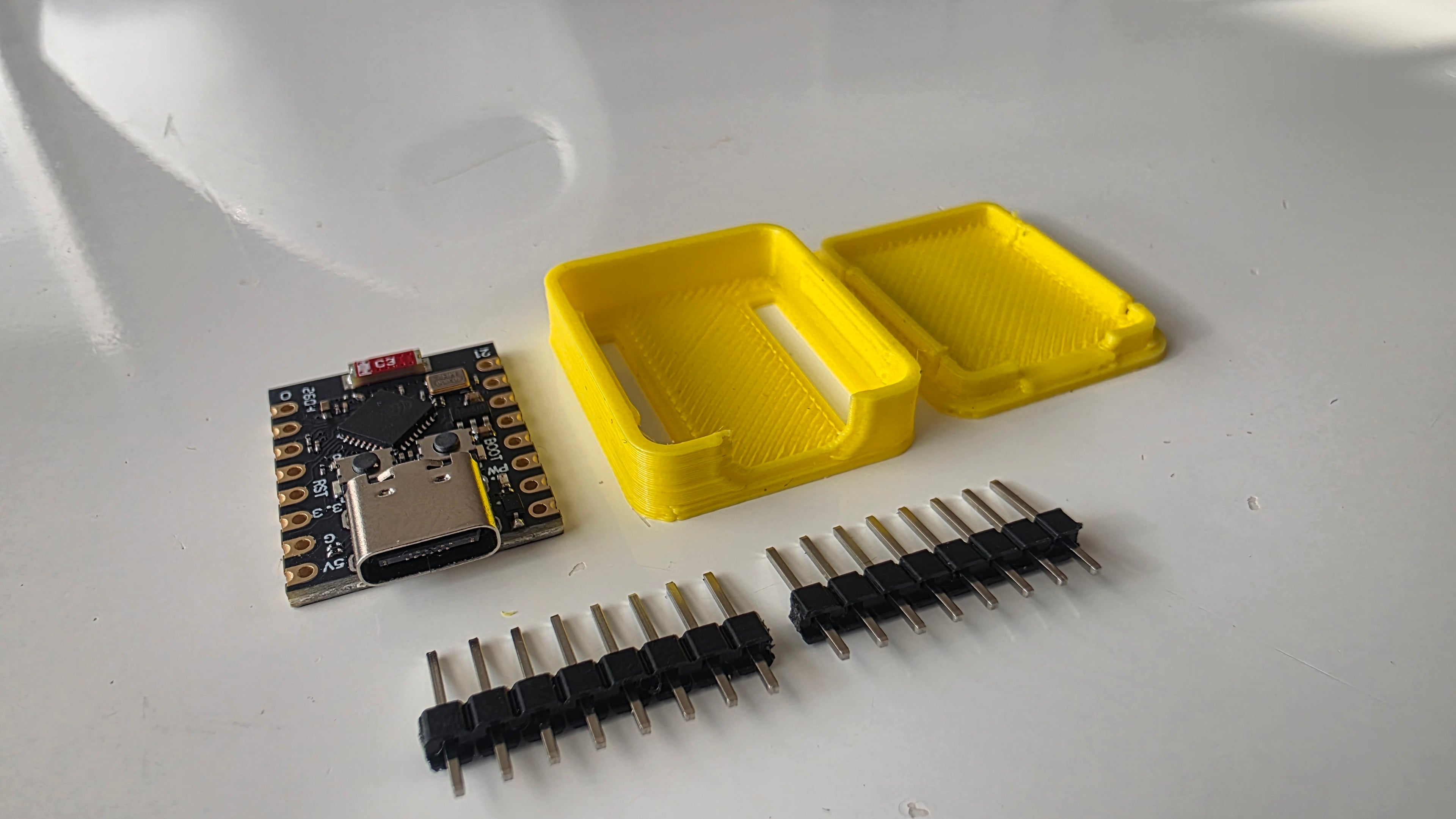 ESP32-C3 SuperMini – Verdens (måske) mindste Wi-Fi & Bluetooth hjerne!--KompoNemt-Farve:Gratis Gult Kabinet til ESP32-C3 SuperMini-KompoNemt