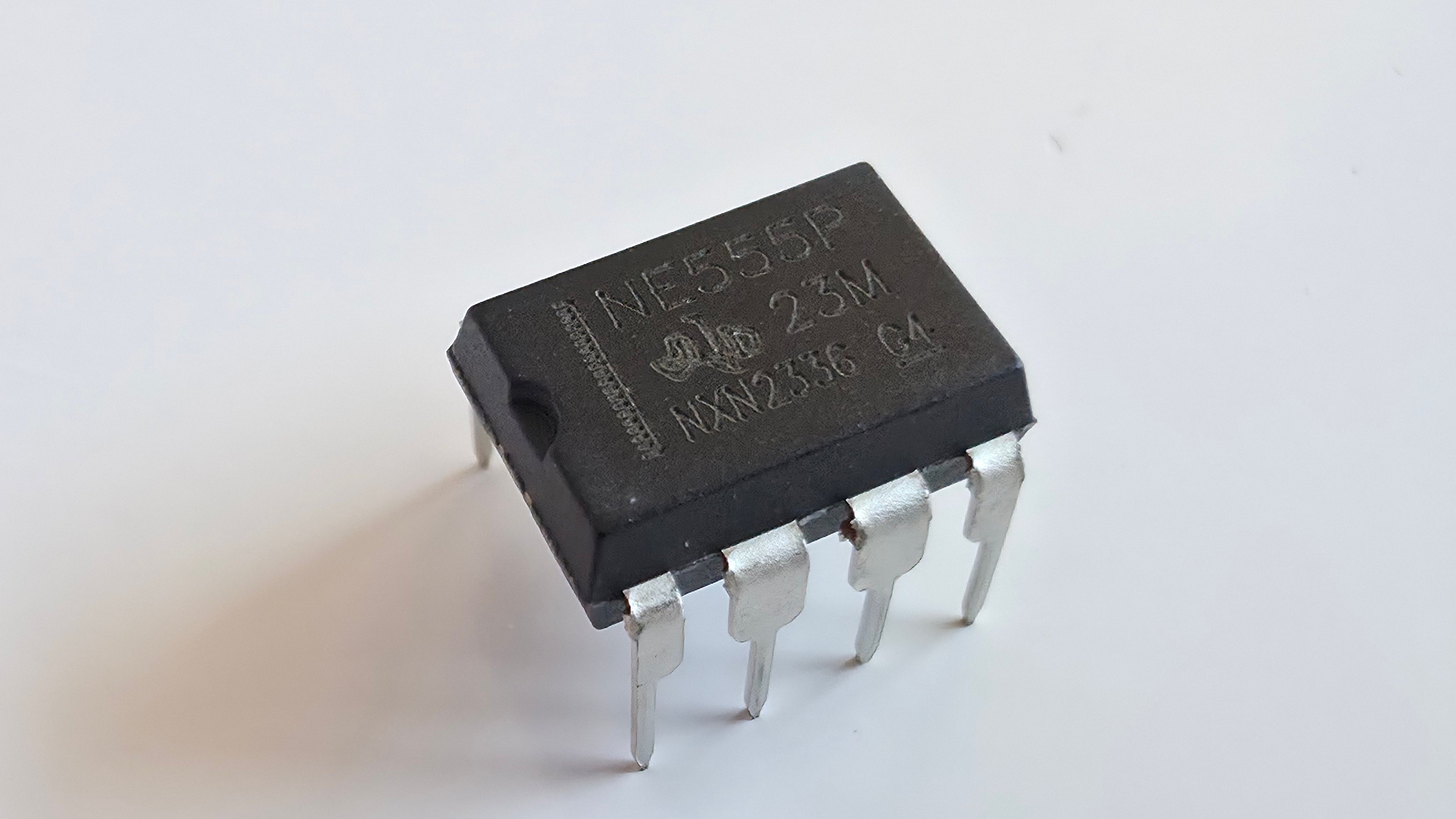 NE555P Timer IC (DIP-8) - Elektronikkens Schweizikniv
