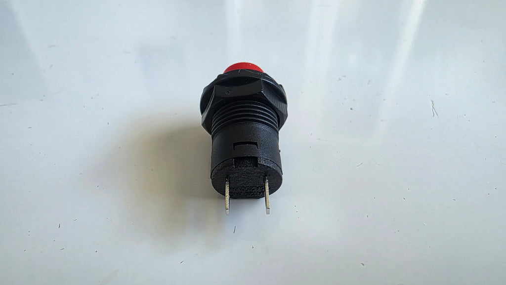 12mm trykknap med lås i rød farve perfekt til projekter med latching funktion
