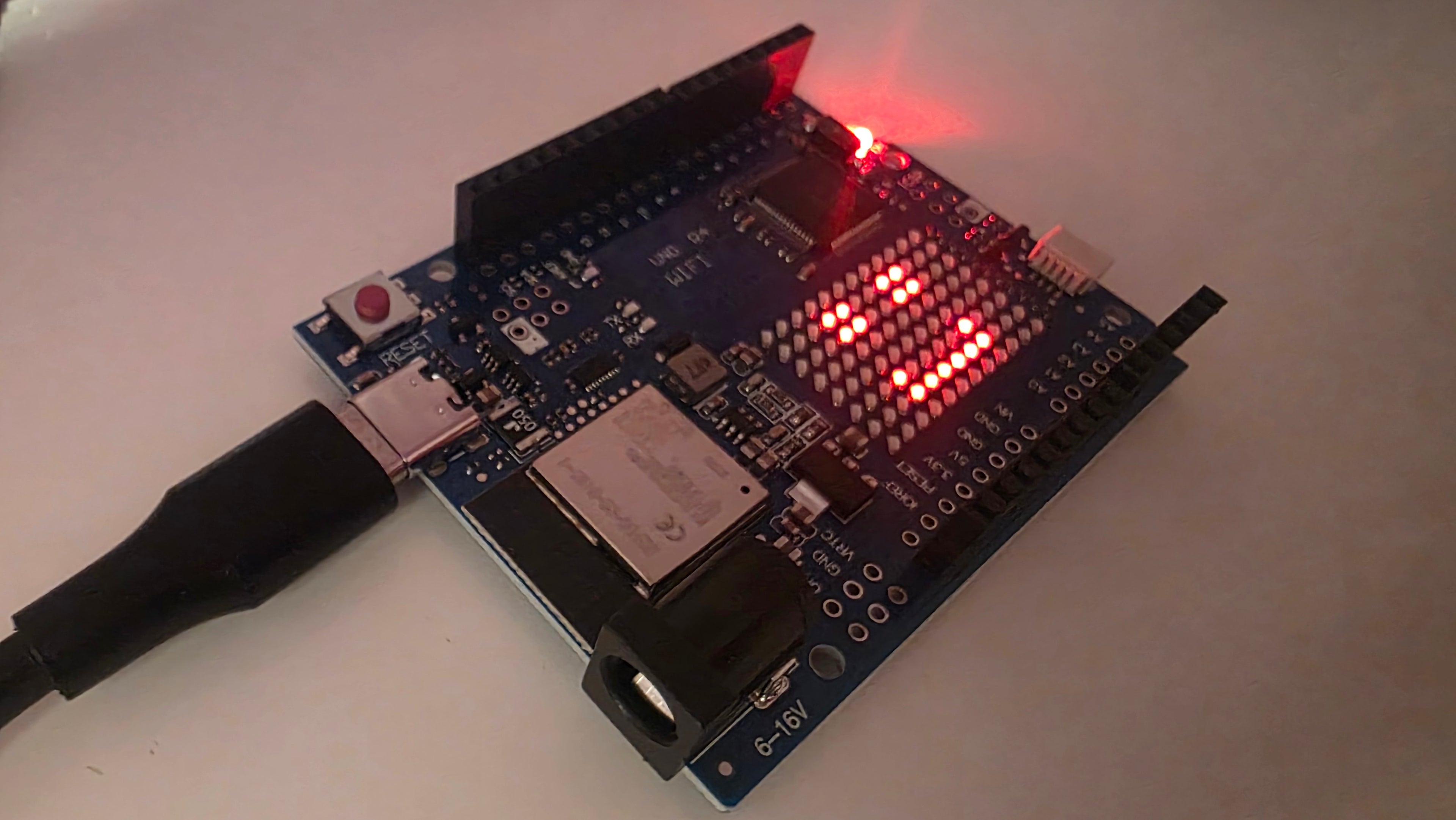 Arduino UNO R4 WiFi (Kompatibel) – Den ultimative opgradering til nørden! 🚀📶