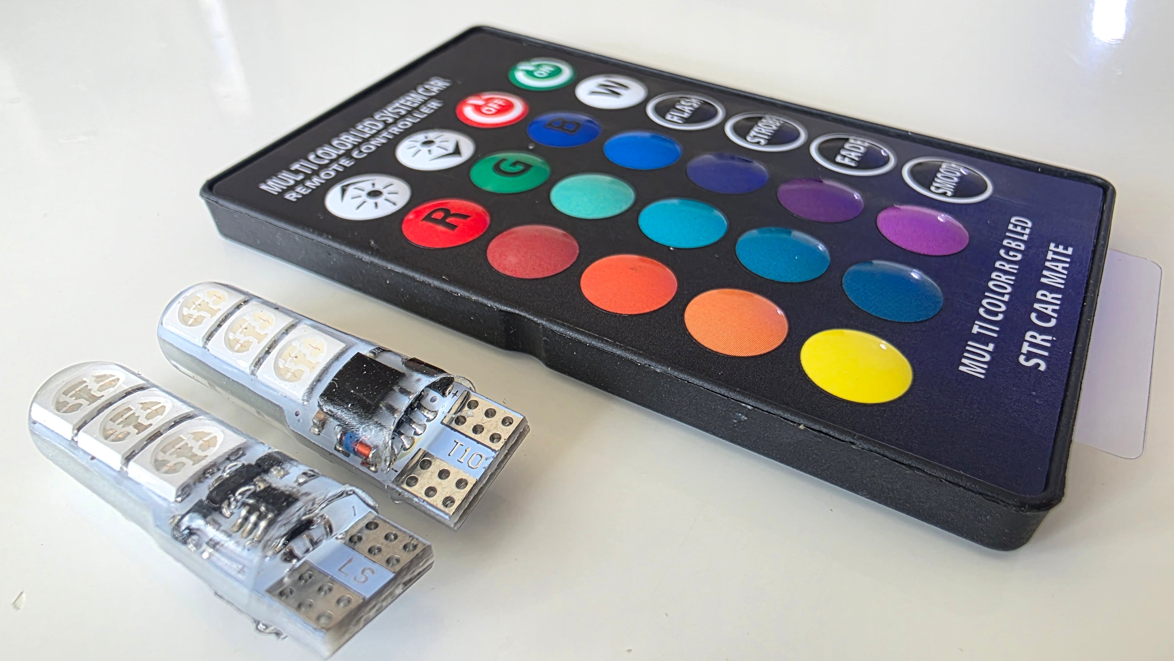 🔵 T10/W5W RGB LED Pærer inkl. Fjernbetjening (Sæt m. 2 stk.) 🔴